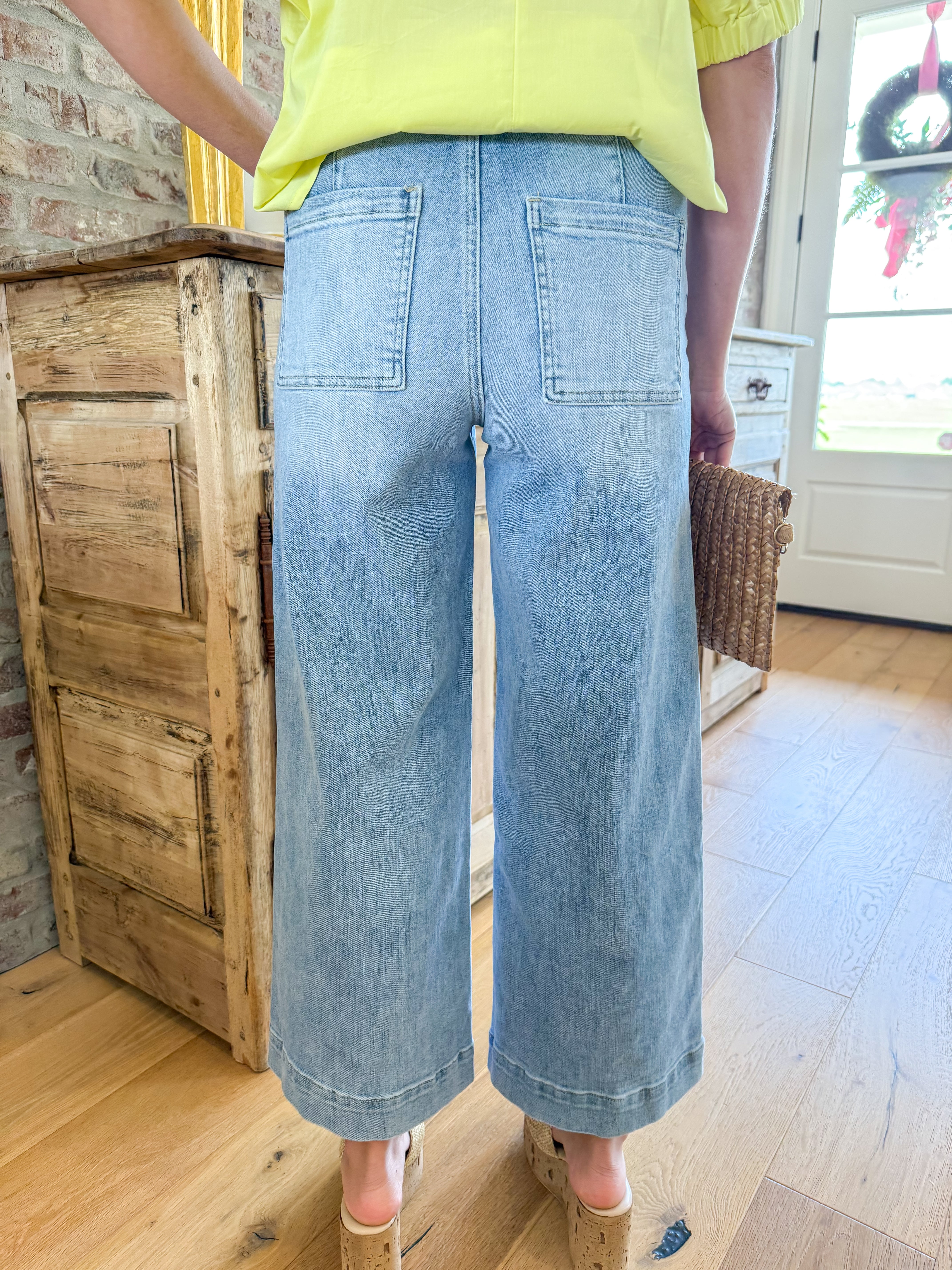 Light Wash HR Pintuck Detail Wide Leg Jeans