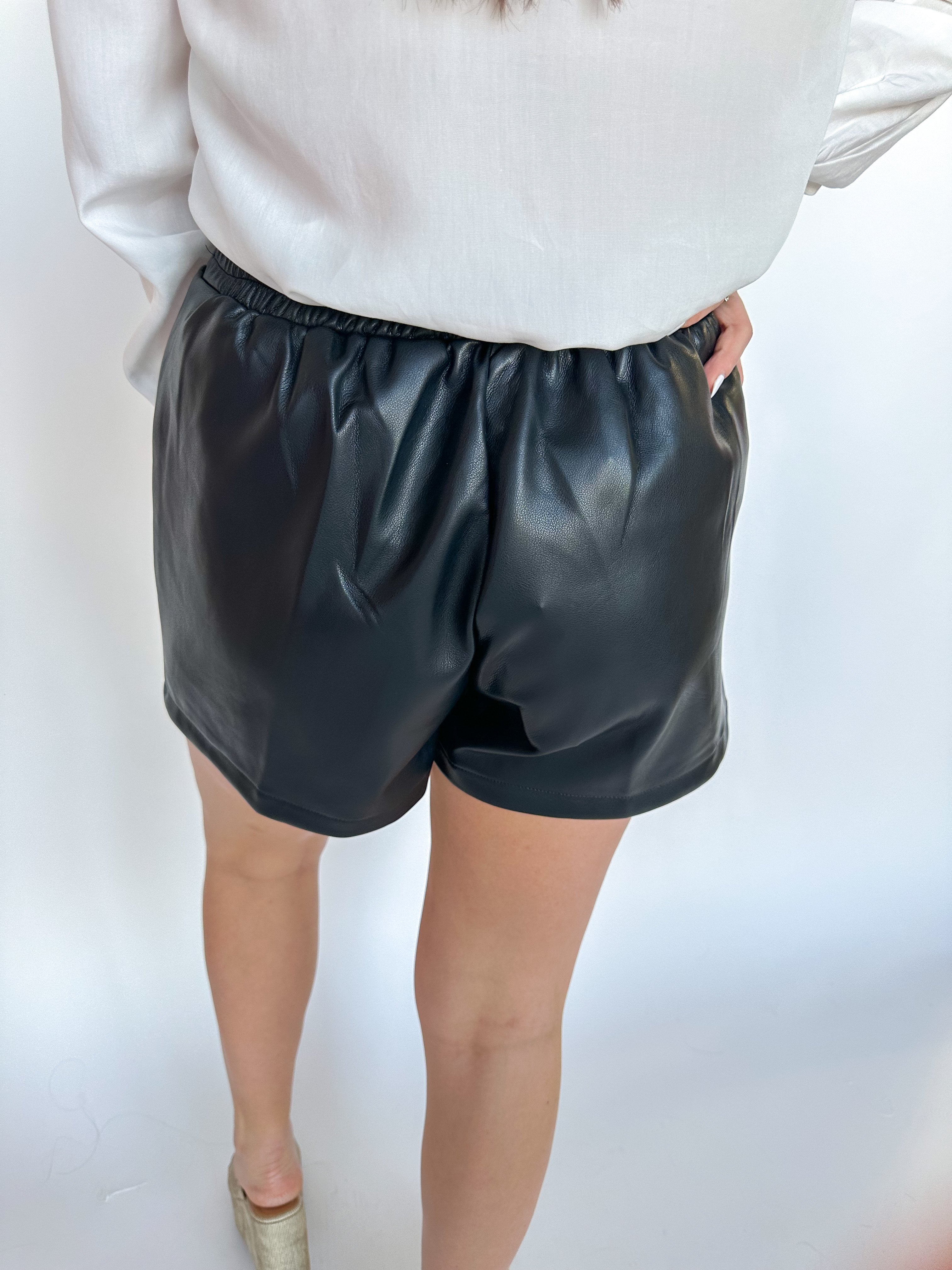 Vegan Leather Pleated Shorts Black